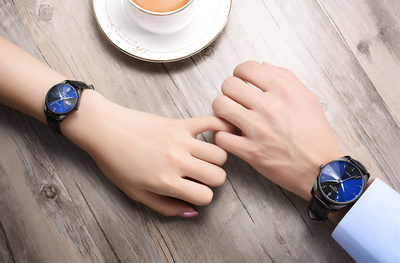 手表手摸拍攝 捕捉時(shí)間的觸感與光影